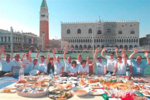 L&rsquo;UNICA REGATA AL MONDO IN CUI VINCE NON SOLO L&rsquo;EQUIPAGGIO PIU&rsquo; VELOCE, MA ANCHE IL PIU&rsquo; BRAVO IN CUCINA: E&rsquo; LA S.PELLEGRINO COOKING CUP, CHE QUEST&rsquo;ANNO HA VISTO TRIONFARE &ldquo;FIRST OF ALL&rdquo; DEL CIRCOLO VELICO FOUR WINDS