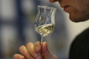 VINCOLO DELL’IMBOTTIGLIAMENTO NELLA ZONA D’ORIGINE PER TUTELARE LA GRAPPA E GARANTIRNE L’AUTENTICITÀ. ECCO LA PROPOSTA ANTICONTRAFFAZIONE BY ASSODISTIL A COMMISSIONE UE: “SERVE UN’ARMATURA DI FERRO”. FOCUS: VOLA L’EXPORT DELLA GRAPPA ITALIANA