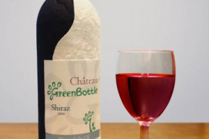 E LA BOTTIGLIA DIVENT&Ograve; DI CARTA. LA &ldquo;GREENBOTTLE&rdquo;, L&rsquo;AZIENDA DI MANCHESTER CHE HA PUNTATO TUTTO SULLE BOTTIGLIE DI CARTA, HA STRETTO UN ACCORDO CON &ldquo;KINGSLAND WINES&rdquo;, FORNITORE DI VINI INDIPENDENTE: AD AUTUNNO IL VINO &ldquo;IN CARTA&rdquo; SAR&Agrave; SUGLI SCAFFALI