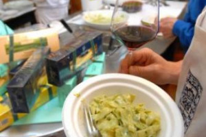 IL DESIDERIO DI CIBO NON SI PLACA CON LA QUANTITÀ: UNA PICCOLA PORZIONE SAZIA E SODDISFA COME UN SUPER PIATTO. IL SEGRETO È LA PAZIENZA, IL SENSO DI APPAGAMENTO ARRIVA SOLO 15 MINUTI DOPO IL PASTO. PAROLA DI UNO STUDIO DELL’UNIVERSITÀ USA DI CORNELL