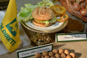 MC DONALD’S CONTINUA LA SUA SCOMMESSA SUL “TIPICO ITALIANO”, STRADA APERTA NEL 2009 CON L’ALLORA MINISTRO DELLE POLITICHE AGRICOLE ZAIA: NEI PANINI ARRIVA LA CARNE DI RAZZA PIEMONTESE E CHIANINI E IGP, INSIEME A COLDIRETTI E GRUPPO CREMONINI