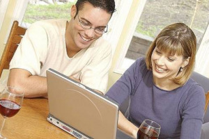 VINO & INTERNET - LA RINCORSA DEL VINO ALLE POTENZIALITÀ DI INTERNET: NOVITÀ E PIÙ SOCIAL NETWORK, MA LONTANI DA ECCELLENZA. ANALISI WINENEWS, CON CANTINE IN WEB. I MIGLIORI? SANTA MARGHERITA ... INTERNET IN CIFRE, COMMENTO ADACTO, CASI OPPOSTI ...