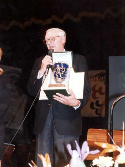 John Mariani mentre ritira a Verona il Premio Gran Vinitaly, vinto, per quattro volte, dalla Castello Banfi