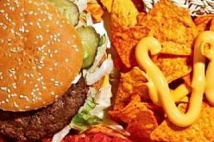 Il cibo spazzatura aumenta il rischio di tumori, soprattutto mammari: a dirlo uno studio di alcuni ricercatori francesi pubblicato sul British Medical Journal, che hanno registrato un aumento tra il 6 e il 18%, e tra il +2 e il +22% di tumori al seno