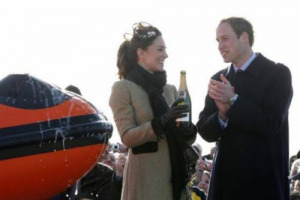 KATE MIDDLETON SI ESERCITA DA PRINCIPESSA: IN GALLES, FA DA MADRINA AL VARO DI UNA NUOVA SCIALUPPA DI SALVATAGGIO DELLA ROYAL NATIONAL LIFEBOAT INSTITUTION, INNAFFIANDOLA DI CHAMPAGNE BOLLINGER SPECIAL CUV&Eacute;E