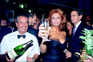 "BOLLICINE D'AUTORE": FERRARI, BRINDISI VIP IN TERRAZZA A VENEZIA. PER L'AZIENDA TRENTINA MEGLIO LA CULTURA DELLA PUBBLICITA'