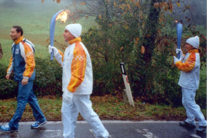 IN TOSCANA IL CHIANTI CLASSICO BATTE MONTALCINO: LUCA FRANCIONI, ENOLOGO DI UNA DELLA CANTINE LEADER DEL CHIANTI CLASSICO, ROCCA DELLE MACÌE DELLA FAMIGLIA ZINGARELLI, TEDOFORO DELLA FIAMMA OLIMPICA PROPRIO A MONTALCINO