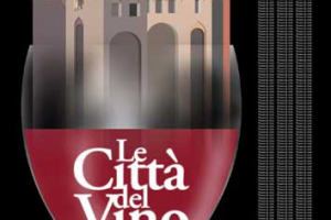 LE CITTA’ DEL VINO SCELGONO IL LORO MANIFESTO-IMMAGINE 2002 (UN CALICE DI VINO RIEMPITO A META’ NEL QUALE SI TUFFA UNA CITTA’ IDEALE)