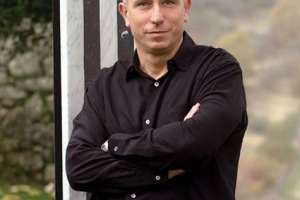 25 ANNI D’ARTE E VINO: “NOZZE” D’ARGENTO PER IL MATRIMONIO TRA L’ENOLOGO MARCO PALLANTI E CASTELLO DI AMA, GRIFFE DEL CHIANTI CLASSICO E PUNTO DI RIFERIMENTO DELL’ARTE CONTEMPORANEA, FESTEGGIATE CON ETICHETTA SPECIALE DELLA VENDEMMIA 2006