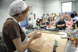 AAA CERCASI DONNE & UOMINI CHE, PER PASSIONE, ESERCITANO “LA SCIENZA IN CUCINA E L’ARTE DI MANGIAR BENE” RACCOMANDATA DA PELLEGRINO ARTUSI: APERTE LE ISCRIZIONI AL “PREMIO MARIETTA” DEDICATO ALLA FEDELE GOVERNANTE DEL “PADRE” DELLA CUCINA ITALIANA
