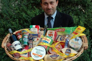 COLDIRETTI DENUNCIA: “LO STATO FA CONCORRENZA AI NOSTRI IMPRENDITORI PROMUOVENDO ALL’ESTERO (CON SIMEST, SOCIETA’ CONTROLLATA DAL MINISTERO DELLO SVILUPPO) LA VENDITA DI SALAME TOSCANO MADE IN USA”. FOCUS: LA SPESA “COLORATA” & DIBATTITO SULLA PAC