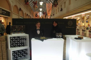 LA NUOVA VESTE DEL LIQUOROSO SICILIANO PER ECCELLENZA: APPUNTAMENTO PER LE FESTE DI NATALE 2008 NEI CENTRI COMMERCIALI CON DEGUSTAZIONI E ABBINAMENTI CONSIGLIATI AI WINE BAR DEI VINI DI MARSALA