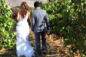 SPOSARSI IN CANTINA NON &Egrave; CERTO UNA NOVIT&Agrave; ASSOLUTA, ANZI, FA SEMPRE PI&Ugrave; TENDENZA. MA IL VINO ITALIANO STA DIVENTANDO SEMPRE PI&Ugrave; IMPORTANTE TRA I MOTIVI CHE SPINGONO TANTI STRANIERI, SOPRATTUTTO USA, A SCEGLIERE IL BELPAESE COME LUOGO PER LE NOZZE