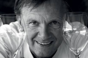 Ingresso dalla cucina, passando davanti alla griglia, omaggio alla carne di razza Piemontese. In cantina protagonista, ovviamente, il Barbaresco, ma non solo. Ecco “Campamac - Osteria di Livello” di Maurilio Garola e Paolo della Mora, a Barbaresco