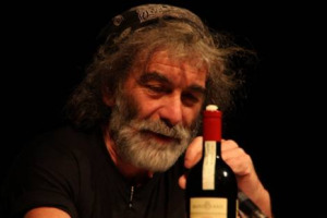 L&rsquo;&ldquo;ARTE DEL BRUNELLO&rdquo; ATTO SECONDO: LA SENSIBILIT&Agrave; ALPINA E LETTERARIA DI MAURO CORONA INCONTRA IL GUSTO, I COLORI E LA PASSIONE DEL VINO DI MONTALCINO. DOMANI DI SCENA A MONTALCINO (A POGGIO RUBINO) LA &ldquo;PERFORMANCE ARTISTICA&rdquo; DI MAURO CORONA