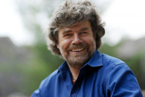 L'ALPINISTA REINHOLD MESSNER, PALADINO DELL'AMBIENTE, DIVENTA AMBASCIATORE DEI VINI E DELLO SPECK DELL'ALTO ADIGE. WINENEWS LO HA INTERVISTATO IN ESCLUSIVA