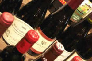 L&rsquo;ENOTECA DELLE MEZZE BOTTIGLIE. E BASTA. DAL REGNO UNITO AGLI STATI UNITI, C&rsquo;&Egrave; CHI TORNA A SCOMMETTERE CON DECISIONE SUL FORMATO DA 375 ML. PERCH&Eacute; RIDUCE GLI SPRECHI E STRIZZA L&rsquo;OCCHIO A PORTAFOGLIO E SALUTE. SAR&Agrave; UN SUCCESSO?