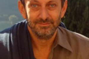 “LA SATIRA FUNZIONA SE SI FA QUALCOSA DI SERIO. E IL VINO È COSA SERIA”. PAROLA DI “SATIRO”. A WINENEWS.TV IL MONDO DI BACCO VISTO DA MICHELE SERRA, PENNA TAGLIENTE DE “LA REPUBBLICA” E “L’ESPRESSO”