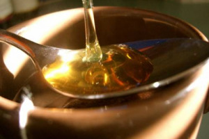 TUTTI PAZZI PER IL MIELE: NUOVA PASSIONE DEI GOURMET, ORA QUELLO ITALIANO FINISCE ANCHE A QUOTA 8.163 METRI SULL’HIMALAYA. E GIÀ SUI TETTI DI LONDRA, NEW YORK E PARIGI, LE API DIVENTANO PROTAGONISTE DELLA SOLIDARIETÀ CON “APICOLTURA CASENTINESE”