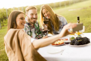 &ldquo;Vogliono quello che vogliono, quando lo vogliono&rdquo;: i Millennials americani sono meno dei Baby Boomers e confondono il mercato del vino. Secondo la Silicon Valley Bank potrebbero non essere l&rsquo;ancora di salvezza in cui spera l&rsquo;industria del vino
