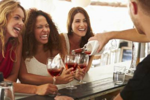 Vino e giovani, i &ldquo;millennials&rdquo; d&rsquo;America &ldquo;pesano&rdquo; molto di pi&ugrave; sui consumi (42%) di quelli d&rsquo;Italia (11%): a dirlo un&rsquo;indagine di Wine Monitor - Nomisma. Tante le differenze tra Italia e Usa, anche nei criteri di scelta dei vini da bere
