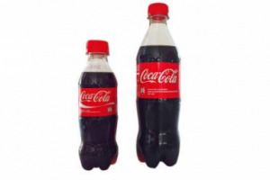 Coca-Cola “little”: i medici avvertono di consumare meno bevande gassate, le vendite ne risentono e il colosso corre ai ripari. Almeno in Svizzera dove ha messo in vendita bottiglie più piccole. E nell’epoca del salutismo anche McDonald’s ne risente