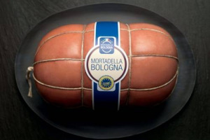 LA MORTADELLA DI BOLOGNA IGP “OLTRE” LA CRISI: NEL 2012 IL SALUME ROSA È STABILE. PRODUZIONE A 38.400.000 CHILI E VENDITA A 34.200.000 CHILI ED È AL SECONDO POSTO FRA GLI INSACCATI TUTELATI PIÙ CONSUMATI IN ITALIA. PAROLA DI CONSORZIO