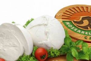 SAPORITA E DELIZIOSAMENTE RINFRESCANTE, PERFETTA PER UN HAPPY HOUR O UN BRUNCH TRA AMICI, LA MOZZARELLA TROVA LA SUA GIUSTA DIMENSIONE IN ESTATE, ANCHE SE ORMAI GLI ITALIANI LA ACQUISTANO TUTTO L’ANNO, SFIORANDO I 5 KG ANNUI DI CONSUMI PRO CAPITE