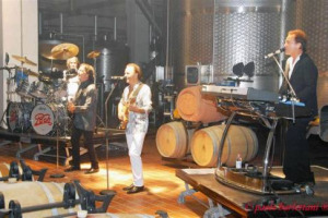 52 ANNI DI MUSICA ITALIANA PER LA MODERNISSIMA CANTINA RUBBIA AL COLLE (SUVERETO), LA “CANTINA CHE NON C’E’” DEI FRATELLI MURATORI: I POOH HANNO RIEMPITO DI SUCCESSI GLI 8.000 METRI QUADRATI TUTTI INTERRATI DELLA TENUTA ENO-ECOLOGICA TOSCANA