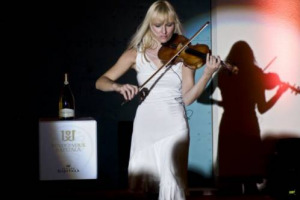 L&rsquo;ESTATE ENTRA NEL VIVO E CON IL PRIMO WEEKEND DA GRANDE ESODO, ARRIVA UNA RICCA AGENDA DI EVENTI WINE & FOOD: ASPETTANDO &ldquo;CALICI DI STELLE&rdquo; (10 AGOSTO) SI PUO&rsquo; GIA&rsquo; PIANIFICARE UNA VISITA IN CANTINA PER LA VENDEMMIA DELLE BOLLICINE (FINE AGOSTO)