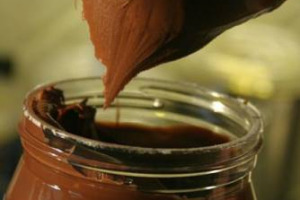 Italia e Francia “dolcemente unite” a Expo, nel segno della baguette più lunga del mondo: lunga 122,40 metri, come certificato dalla giuria del Guinness World Record, è stata tagliata in 2.400 fette, spalmata di Nutella e distribuita ai visitatori