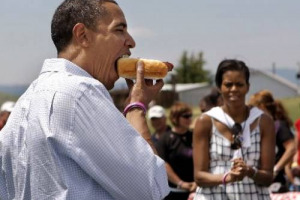 LA “JUNK FOOD” PASSION DEL PRESIDENTE USA. OBAMA CON CIBO SPAZZATURA FRA I DENTI: LO SGRIDANO I MEDICI. IL MONITO: “BASTA CON HOT DOG E PATATINE, ALMENO IN PUBBLICO, DA’ CATTIVO ESEMPIO”. LANCIATA LA PETIZIONE PER METTERE AL BANDO IMMAGINI UFFICIALI