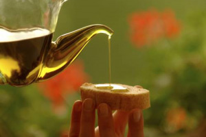 2016 annata da dimenticare per l’extravergine d’oliva, secondo Confagricoltura: produzione a -37,4% (315.000 tonnellate), import a +168% (530.000 tonnellate). “Serve rilancio per uno dei simboli del made in Italy”