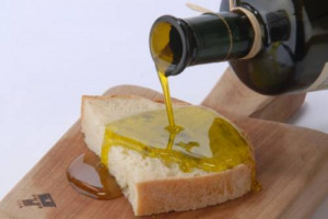 PAROLE D’ORDINE? QUALITÀ E INNOVAZIONE. ECCO LE NUOVE SFIDE DELL’EXTRAVERGINE MADE IN ITALY E IL FUTURO DELL’ORO VERDE SULLO SCAFFALE È CERTIFICATO “ALTA QUALITÀ” ITALIANA PER DIFFERENZIARE IL MERCATO. COSÌ UNAPROL E CONSORZIO NAZIONALE OLIVICOLTORI