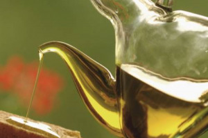 Le importazioni di olio di oliva dall’estero sono aumentate del 45% sul 2013, e solo la Spagna ha addirittura quasi triplicato le spedizioni verso la Penisola (273%). A lanciare l’allarme sull’invasione di olio di oliva estero è la Coldiretti