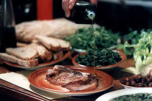 Olio di oliva made in Italy “razionato”, con le scorte di extravergine che saranno esaurite entro i primi sei mesi del 2015, per effetto del crollo dei raccolti 2014, che ha colpito anche vino, agrumi, grano e così via. L’allarme di Coldiretti