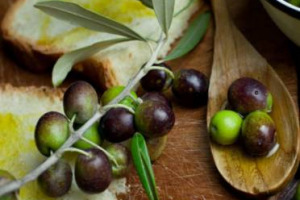 Tra i prodotti più attesi, perché in tavola non può mancare, nell’annata 2017 l’olio italiano sarà poco, ma molto buono: quantità in calo, tra siccità e raccolta anticipata (dal -10% in Puglia al -50% del Garda Dop), qualità ottima. Occhio al prezzo