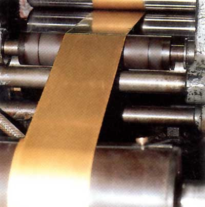 Alcuni momenti della creazione dell’etichetta in oro