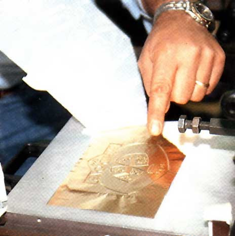 Alcuni momenti della creazione dell’etichetta in oro