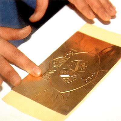 Alcuni momenti della creazione dell’etichetta in oro