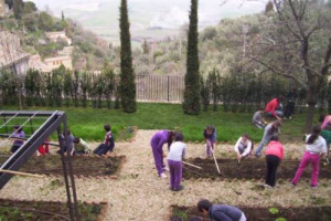 GLI ITALIANI IMPAZZISCONO PER L’HOBBY FARMING. L’ARRIVO DELLA PRIMAVERA RISVEGLIA LE RADICI CONTADINE D’ITALIA, SECONDO COLDIRETTI 4 ITALIANI SU 10 SONO PRONTI CON ZAPPA E RASTRELLO A DEDICARE IL TEMPO LIBERO AL GIARDINAGGIO E ALLA CURA DELL’ORTO