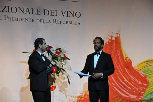 Alessandro Regoli riceve l’Oscar per WineNews da Federico Quaranta