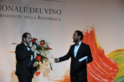 Alessandro Regoli direttore di WineNews riceve l’Oscar da Federico Quaranta