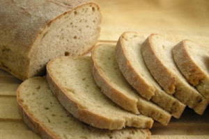 SARÀ CHE GUADAGNARSI IL PANE QUOTIDIANO, PER MOLTI, È SEMPRE PIÙ DIFFICILE, O CHE LA CRISI HA SPINTO SEMPRE PIÙ AL RICICLO, ANCHE A TAVOLA: NEL 2013 4 ITALIANI SU 10 HANNO MANGIATO IL PANE DEL GIORNO PRIMA E TAGLIATO GLI SPRECHI. COSÌ COLDIRETTI/IXE’