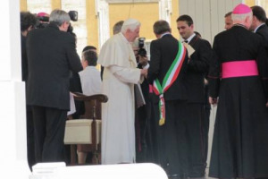 PAPA BENEDETTO XVI AL PRESIDENTE DI CITT&Agrave; DEL VINO GIAMPAOLO PIOLI: &ldquo;LO BERREMO CON LETIZIA, TRASMETTA LA MIA BENEDIZIONE A TUTTE LE COMUNIT&Agrave; DEL VINO ITALIANE. IL VINO &Egrave; GIOIA E FRATELLANZA, ED &Egrave; IL SIMBOLO DEL SANGUE DI CRISTO&rdquo;