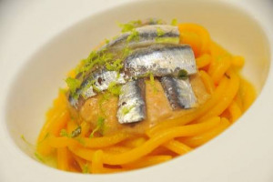 Il consumo all’anno di pesce degli italiani cresce (25 kg a testa): quantità sopra la media europea (22,5 kg) ma lontana dai grandi consumatori del continente. Basta il pesce italiano per il fabbisogno nazionale? Solo per 1/3 (180.000 tonnellate)