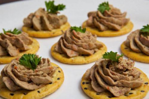 “SPREAD” RICETTA ANTICRISI? SÌ, CON LO “SPREAD GASTRONOMICO” (CHE SI RIFÀ AL SIGNIFICATO LETTERALE “SPALMARE”) CHE SALVA 1,2 MILIARDI DI EURO RICICLANDO GLI AVANZI DEI CENONI DELLE FESTE CON PIATTI A BASE DI SPALMABILI E PATÈ. COSÌ WHIRLPOOL EMEA