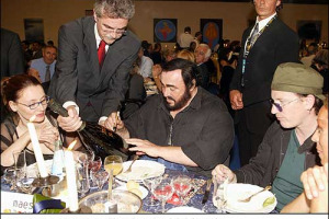 LE &#8220;BOLLICINE&#8221; BELLAVISTA, UNO DEI MARCHI DI PUNTA DELLA PICCOLA CHAMPAGNE D&#8217;ITALIA, HANNO ACCOMPAGNATO PAVAROTTI & FRIENDS, DAL BACKSTAGE AL GALA DINNER