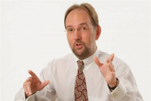 “CINQUE GUIDE IN UN SOLO PAESE SONO FANTASTICHE, PERMETTONO PIU’ PUNTI DI VISTA. MA TALVOLTA I GIORNALISTI PENSANO CHE IL MONDO SIA COME LO VEDONO, ANCHE SE NON LO E’ …”. COSI’ PARLO’ J. B. PAYNE, PRESIDENTE INTERNAZIONALE DEGLI SCRITTORI DI VINO