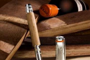 PER DEVOTI DEI SUPERTUSCAN E FETICISTI DELLA SCRITTURA ARRIVA LA PENNA OMAS SOLAIA IN EDIZIONE LIMITATA: SOLO 1978 ESEMPLARI, REALIZZATI CON LE BARRIQUE IN CUI HA RIPOSATO IL GRANDE VINO PRODOTTO DA ANTINORI